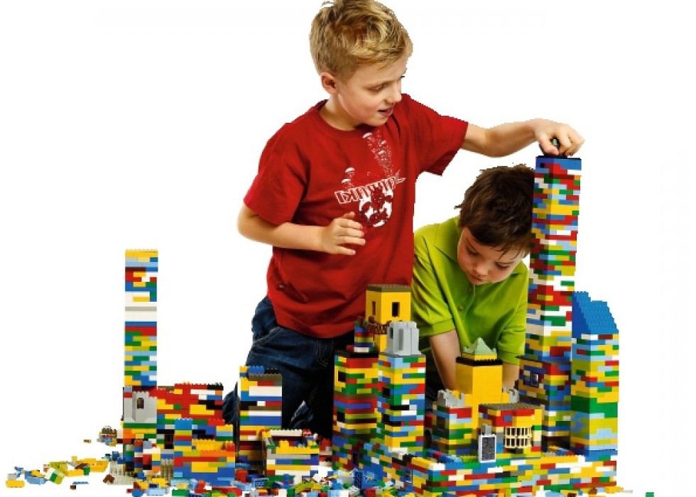 Мальчик собирает конструктор Лего