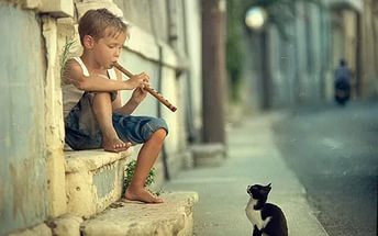 мальчик играет на флейте