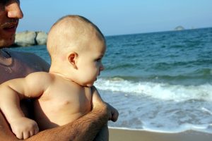 Пляж: как приучить ребенка