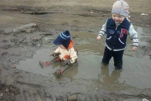 Ребенок лезет в грязь 