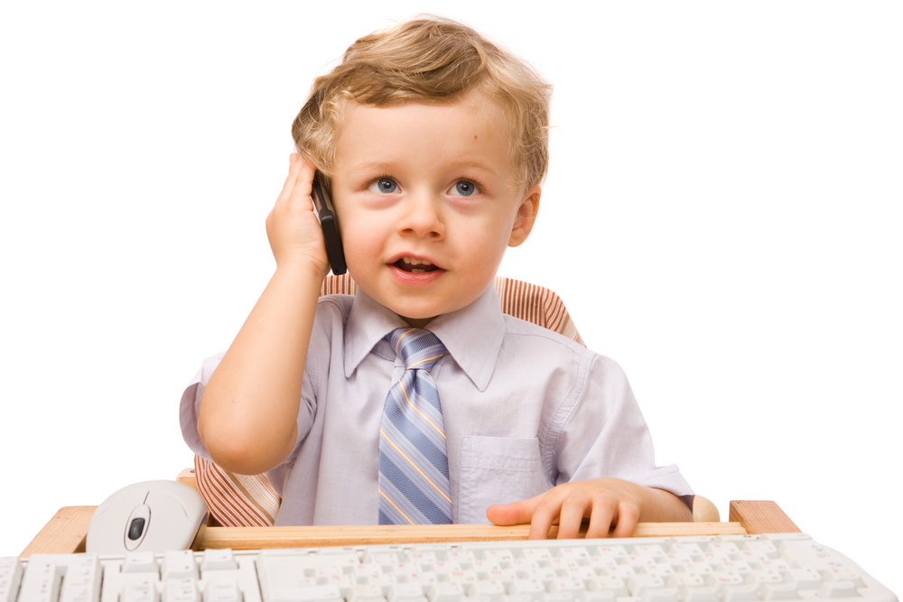 Мальчик разговаривает по телефону