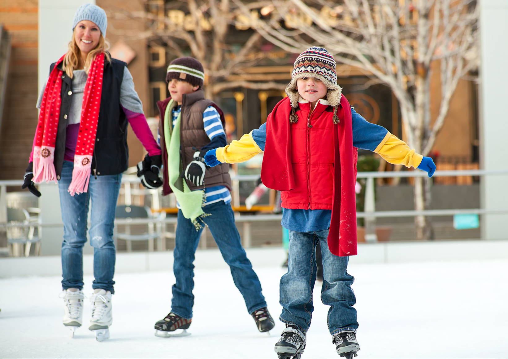 Покататься на коньках на катке. Катание на коньках. Люди катаются на коньках. Дети катаются на коньках. Катание на коньках зимой.
