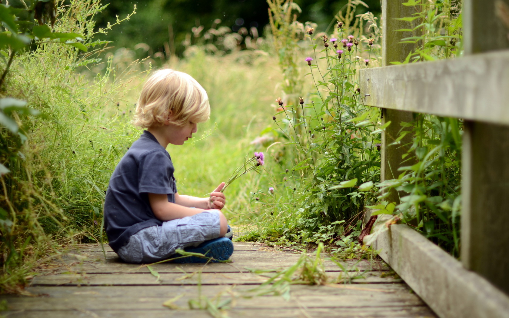 Вася скучает на даче. Мальчик на природе. Дети и природа. Мальчик сидит на траве. Мальчик на лужайке.