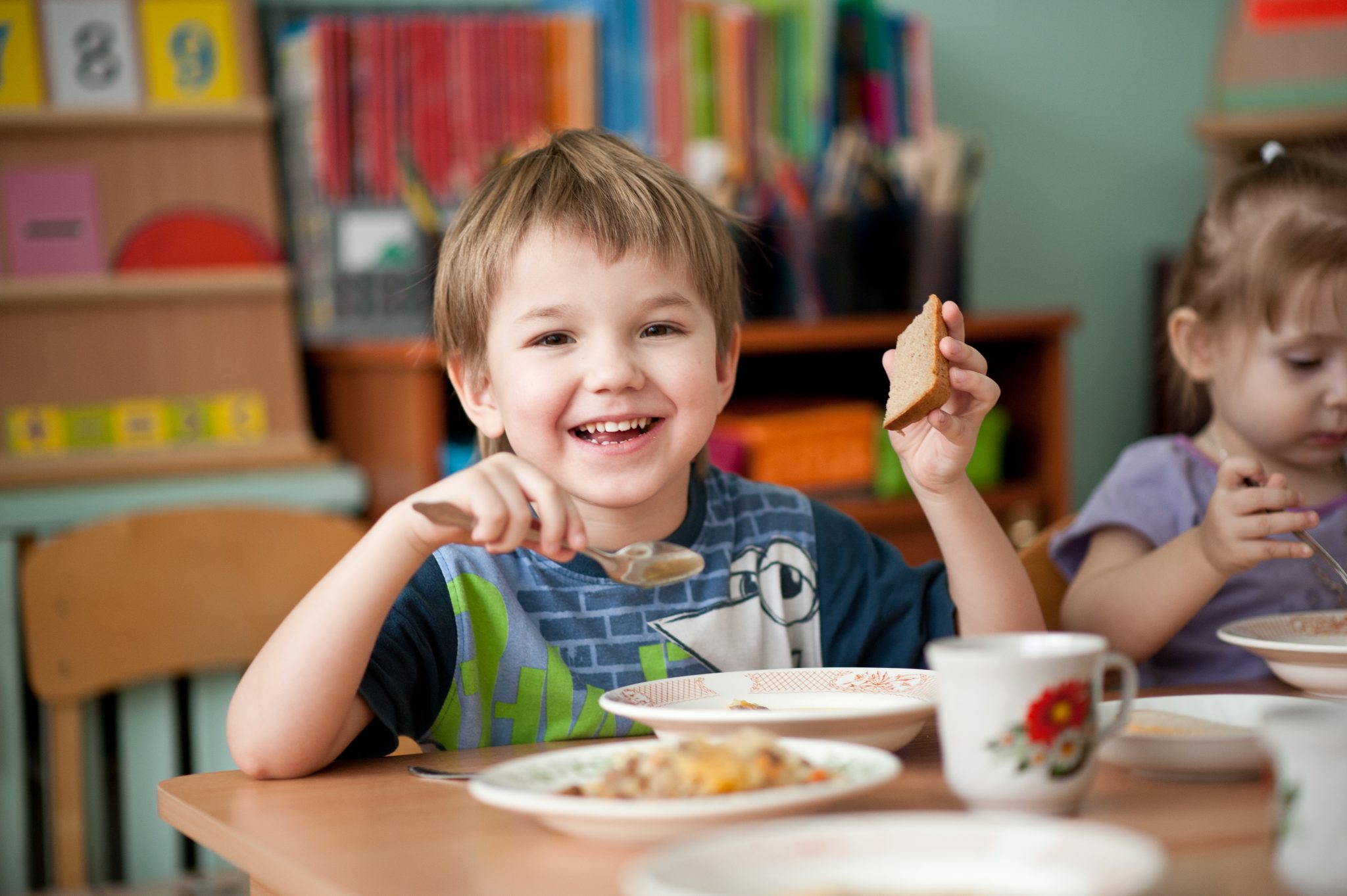 Первую половину дня кушать. Дети в детском саду. Дети за столом. Дети обедают в детском саду. Дети кушают в детском саду.